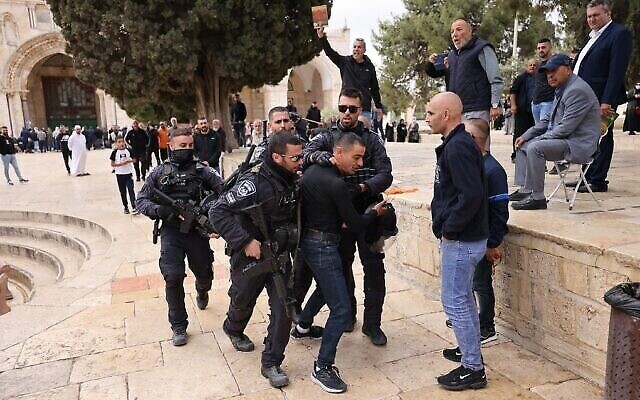 ناصر من الشرطة خلال مواجهات مع فلسطينيين في الحرم القدسي، 5 مايو، 2022 (Photo by AHMAD GHARABLI / AFP) ناصر من الشرطة خلال مواجهات مع فلسطينيين في الحرم القدسي، 5 مايو، 2022 (Photo by AHMAD GHARABLI / AFP)