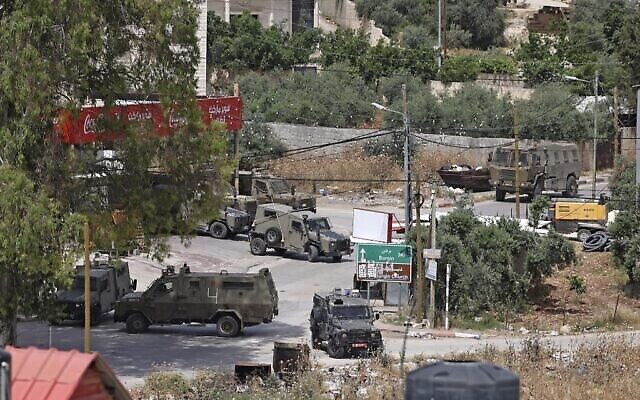 جنود اسرائيليون في مدينة جنين بالضفة الغربية، 13 مايو 2022 (Jaafar Ashtiyeh / AFP) جنود اسرائيليون في مدينة جنين بالضفة الغربية، 13 مايو 2022 (Jaafar Ashtiyeh / AFP)