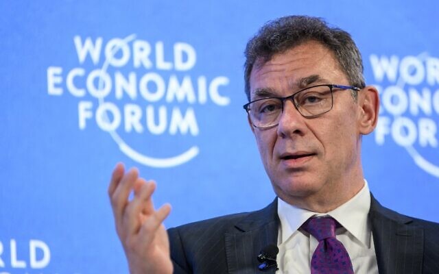 الرئيس التنفيذي لشركة Pfizer الأمريكية العملاقة للأدوية ألبرت بورلا  يتحدث خلال جلسة في الاجتماع السنوي للمنتدى الاقتصادي العالمي في دافوس في 25 مايو، 2022. ( Fabrice COFFRINI / AFP)