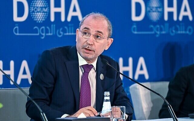 وزير الخارجية الأردني أيمن الصفدي يلقي كلمة أمام ندوة في منتدى الدوحة بالعاصمة القطرية، 26 مارس، 2022. (Ammar Abd Rabbo/MOFA/Doha Forum/AFP)