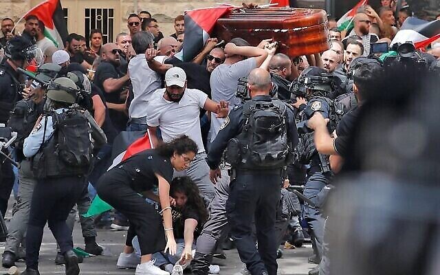 اندلعت أعمال عنف بين القوات الإسرائيلية والمشيعين الفلسطينيين وهم يحملون نعش صحافية الجزيرة شيرين أبو عاقله خارج المستشفى، قبل أن يتم نقلها إلى كنيسة ثم إلى مثواها في القدس، في 13 مايو 2022 (Ahmad GHARABLI / AFP )