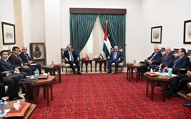 وزير الخارجية التركي مولود تشاووش أوغلو يلتقي برئيس السلطة الفلسطينية محمود عباس يوم الثلاثاء،  24 مايو، 2022، في رام الله.  (Credit: Thaer Ghanayem/WAFA)