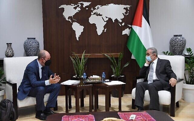 نائب مساعد وزيرة الخارجية الأمريكية للشؤون الإسرائيلية والفلسطينية هادي عمرو (إلى اليسار) يلتقي برئيس السلطة الفلسطينية محمود عباس في رام الله، 17 مايو، 2021. (Wafa)
