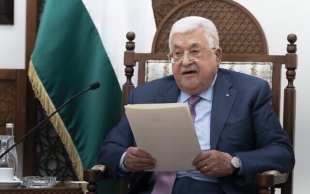 رئيس السلطة الفلسطينية محمود عباس يتحدث أثناء لقائه بوزير الخارجية الأمريكي أنتوني بلينكين، 27 مارس، 2022، في مدينة رام الله بالضفة الغربية. (AP Photo / Jacquelyn Martin، Pool) رئيس السلطة الفلسطينية محمود عباس يتحدث أثناء لقائه بوزير الخارجية الأمريكي أنتوني بلينكين، 27 مارس، 2022، في مدينة رام الله بالضفة الغربية. (AP Photo / Jacquelyn Martin، Pool)
