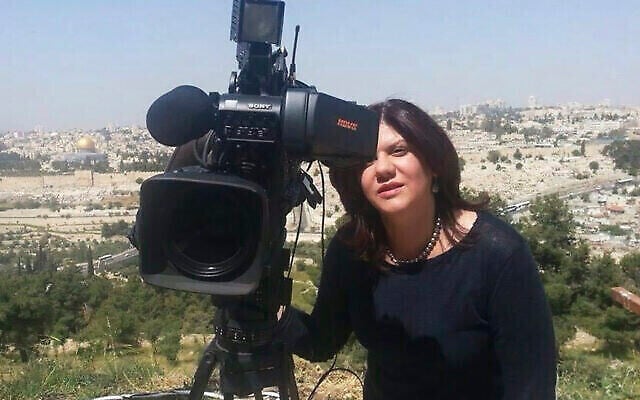 في هذه الصورة غير المؤرخة التي قدمتها شبكة الجزيرة الإعلامية، تقف شيرين أبو عاقلة ، الصحافية في شبكة الجزيرة، بجانب كاميرا تلفزيونية وفي الخلفية تظهر البلدة القديمة في القدس.  (Al Jazeera Media Network via AP)