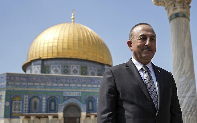 وزير الخارجية التركي مولود تشاووش أوغلو يزور المسجد الأقصى، 25 مايو، 2022. (AP Photo / Mahmoud Elean)