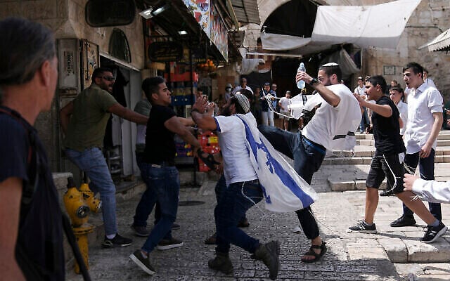 اشتباكات بين فلسطينيين ويهود في البلدة القديمة بالقدس بمع احتفال الإسرائيليين ب"يوم أورشليم"، الذي يحيي ذكرى استيلاء إسرائيل على البلدة القديمة خلال حرب الأيام الستة عام 1967، 29 مايو، 2022. (AP Photo / Ariel Schalit)