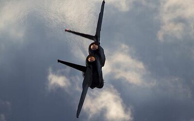 تظهر هذه الصورة في 29 ديسمبر 2016 طائرة تابعة لسلاح الجو الإسرائيلي من طراز F-15 أثناء تحليقها خلال حفل تخرج طيارين جدد في قاعدة حتسيريم الجوية بالقرب من مدينة بئر السبع. (أسوشيتد برس / آرييل شاليت)