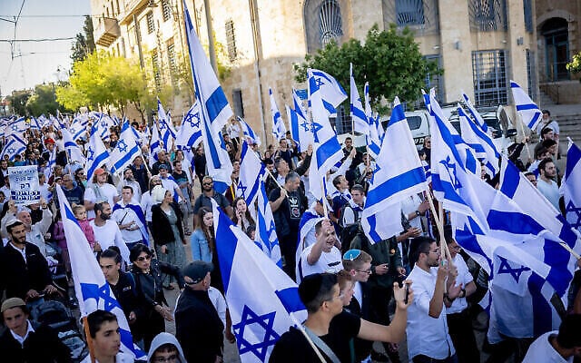 المئات من نشطاء اليمين يلوحون بالاعلام ويحاولون حضور مسيرة عبر البلدة القديمة في القدس، 20 ابريل 2022 (Yonatan Sindel / Flash90)