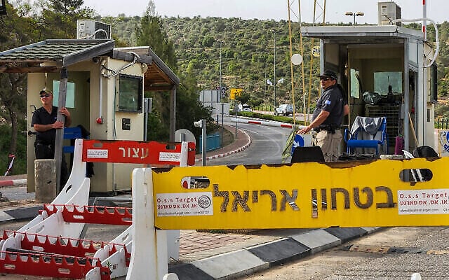 حراس أمن عند مدخل أريئل، 30 أبريل، 2022، حيث أطلق مسلحان فلسطينيان النار وقتلا حارس أمن قبل ذلك بيوم. (Flash90)
