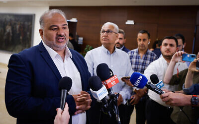 رئيس حزب القائمة العربية الموحدة، منصور عباس، يدلي ببيان في الكنيست، 11 مايو، 2022. (Olivier Fitoussi / Flash90)