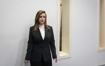 عضو الكنيست من" ميرتس" غيداء ريناوي الزعبي بعد مقابلة مع أخبار القناة 12، في استوديو الشبكة في نيفي ايلان، 19 مايو، 2022. (Olivier Fitoussi / Flash90)