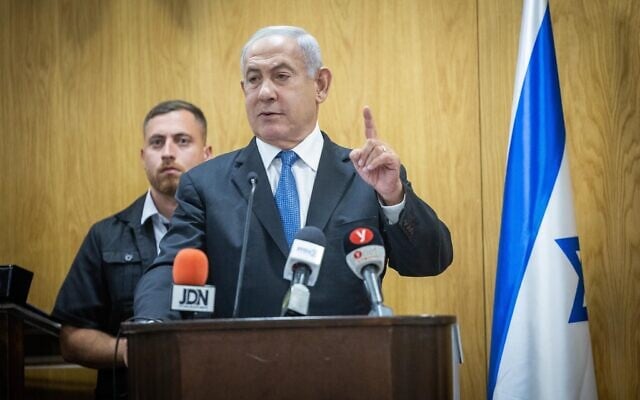 زعيم الليكود بنيامين نتنياهو يتحدث في اجتماع حزبه في الكنيست، 28 فبراير، 2022 (Yonatan Sindel / Flash90)