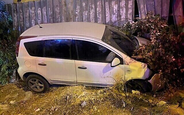 السيارة المتضررة العائدة لنجل عضوة الكنيست أوريت ستروك، الذي أصيب في هجوم رشق بالحجارة بالقرب من بلدة حوارة شمال الضفة الغربية، 24 مايو 2022 (مجلس بنيامين الإقليمي)