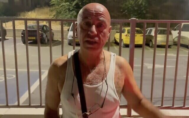 يروي إياد حرب أنه تعرض للاعتداء في حي الشيخ جراح في القدس، 30 مايو 2022 (Screen capture: Twitter)