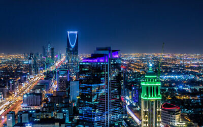 برج الرياض في مدينة الرياض بالمملكة العربية السعودية ليلا. (محمد حسين يونس عبر iStock by Getty Images)