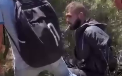 يوسف أسعد الرفاعي، فلسطيني اعترف بتنفيذ عملية قاتلة في إلعاد، شوهد وهو يدخن سيجارة بعد وقت قصير من اعتقاله، 8 مايو، 2022. (Screenshot: Twitter)
