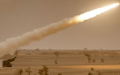 توضيحية: في هذه الصورة التي تم التقاطها في 9 يونيو 2021  تظهر راجمة الصواريخ من طراز HIMARS خلال مناورات "الأسد الأفريقي" العسكرية في منطقة جرير اللبوحي جنوب شرق المغرب.   (FADEL SENNA / AFP)