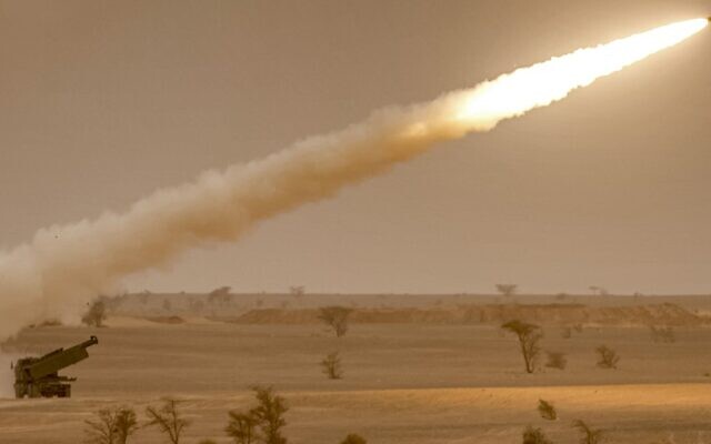توضيحية: في هذه الصورة التي تم التقاطها في 9 يونيو 2021  تظهر راجمة الصواريخ من طراز HIMARS خلال مناورات "الأسد الأفريقي" العسكرية في منطقة جرير اللبوحي جنوب شرق المغرب.   (FADEL SENNA / AFP)