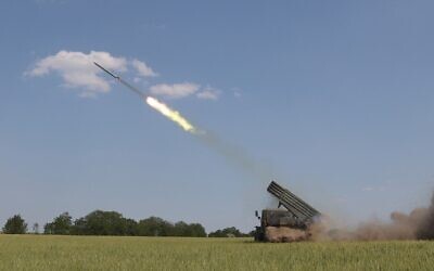 تظهر هذه الصورة التي التقطت في 11 يونيو 2022، BM-21 Grad أوكرانية، وهي قاذفة صواريخ متعددة، تطلق الصواريخ بالقرب من إيزيوم، جنوب خاركيف، وسط الغزو الروسي لأوكرانيا.  (  Anatolii STEPANOV / AFP)