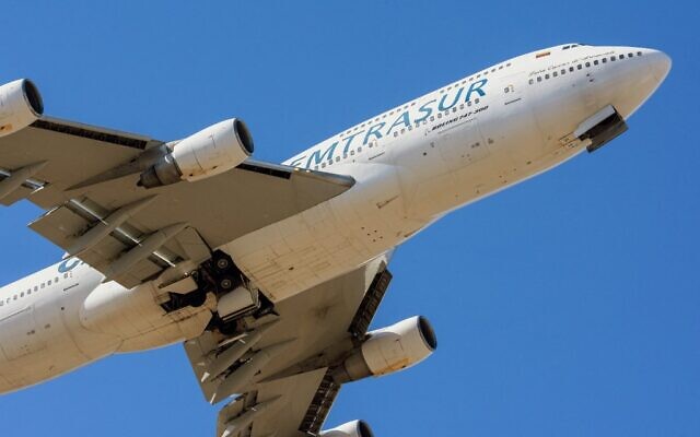 صورة لطائرة بوينغ 747-300 المسجلة برقم YV3531 لشركة طيران الشحن الفنزويلية ’إمتراسور’ في المطار الدولي في قرطبة، الأرجنتين، في 6 يونيو 2022، بعد إقلاعها إلى بوينس آيرس. (Sebastian BORSERO / AFP)