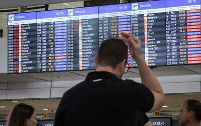 مسافرون يقفون أمام لوحة تعرض الرحلات المغادرة في مطار جنيف في 15 يونيو،  2022 بعد إغلاق المجال الجوي السويسري في أعقاب خلال تقني في نظام مراقبة الحركة الجوية والذي أدى إلى إيقاف الرحلات في المطارات الرئيسية في البلاد.