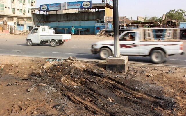 صورة التقطت في 16 يونيو، 2022، تُظهر موقع انفجار سيارة مفخخة أودى بحياة الصحفي اليمني صابر الحيدري في اليوم السابق.  ( Saleh Al-OBEIDI / AFP)