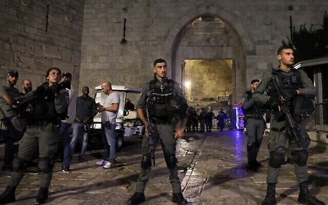 ضباط شرطة يقومون بالحراسة اثناء اغلاق مدخل باب العامود في البلدة القديمة في القدس، 28 يونيو، 2022. (Ahmad Gharabli / AFP) ضباط شرطة يقومون بالحراسة اثناء اغلاق مدخل باب العامود في البلدة القديمة في القدس، 28 يونيو، 2022. (Ahmad Gharabli / AFP)