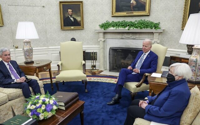 الرئيس الأمريكي جو بايدن (وسط الصورة)  يلتقي برئيس مجلس الاحتياطي الفيدرالي جيروم باول ووزيرة الخزانة جانيت يلين، في المكتب البيضاوي بالبيت الأبيض في 31 مايو 2022 في العاصمة واشنطن.  ( Kevin Dietsch / GETTY IMAGES NORTH AMERICA / Getty Images via AFP)