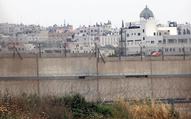 صورة لمدينة قلقيلية من الجانب الإسرائيلي. (Yossi Zamir/Flash90)