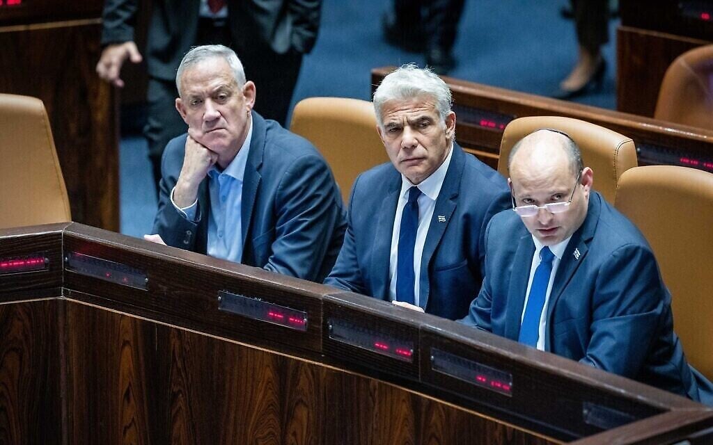 رئيس الوزراء نفتالي بينيت ووزير الخارجية يئير لبيد ووزير الدفاع بيني غانتس خلال مناقشة والتصويت على "قانون الضفة الغربية" في الكنيست، 6 يونيو 2022 (Yonatan Sindel / Flash90)