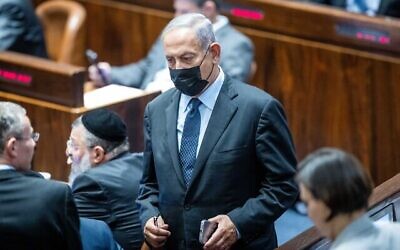 زعيم المعارضة بنيامين نتنياهو في قاعة الهيئة العامة للكنيست خلال التصويت على ما يسمى بقانون المستوطنين، 6 يونيو، 2022. (Yonatan Sindel / Flash90)