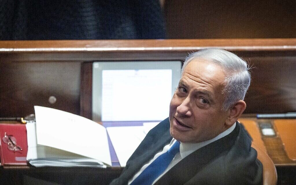 زعيم المعارضة بنيامين نتنياهو في الكنيست، 13 يونيو 2022 (Yonatan Sindel / Flash90)