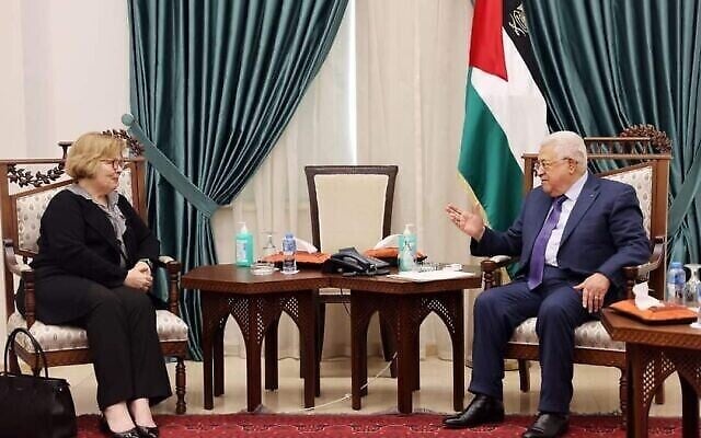 مساعدة وزير الخارجية الأمريكي لشؤون الشرق الأدنى باربرا ليف (إلى اليسار) تلتقي برئيس السلطة الفلسطينية محمود عباس في مكتب الأخير في رام الله، 11 يونيو، 2022. (State Department/Twitter)