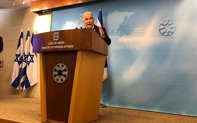 وزير الخارجية يئير لبيد يتحدث في مؤتمر صحفي في وزارة الخارجية، 15 يونيو، 2022 (Lazar Berman / The Times of Israel)