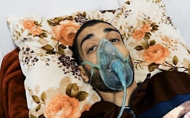صورة لرجل تدعي حماس أنه الأسير الإسرائيلي هشام السيد نُشرت في 28 يونيو 2022 (Screen capture / Twitter)