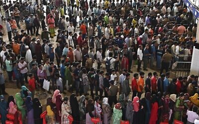 صورة توضيحية: حشود تنتظر شراء تذاكر قطار مسبقة في محطة للسكك الحديدية قبل عيد الأضحى المبارك في دكا، 5 يوليو 2022 (Munir UZ ZAMAN / AFP)