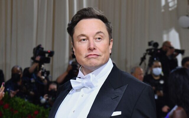 يصل إيلون ماسك لحضور حفل Met Gala لعام 2022 في متحف متروبوليتان للفنون في نيويورك، 2 مايو 2022 (Angela Weiss / AFP)