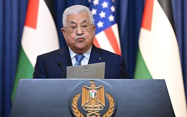 رئيس السلطة الفلسطينية محمود عباس يلقي تصريحات لوسائل الإعلام مع الرئيس الأمريكي بعد لقائهما في مدينة بيت لحم بالضفة الغربية، 15 يوليو، 2022 (MANDEL NGAN / AFP)