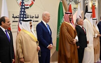 (من اليسار إلى اليمين) الرئيس المصري عبد الفتاح السيسي، ملك البحرين حمد بن عيسى بن سلمان آل خليفة، الرئيس الأمريكي جو بايدن، ولي العهد السعودي الأمير محمد بن سلمان، ملك الأردن عبد الله الثاني، أمير قطر الشيخ تميم بن حمد آل ثاني، وولي العهد الكويتي الأمير مشعل الأحمد الجابر الصباح يقفون معًا لالتقاط صورة جماعية خلال قمة جدة للأمن والتنمية (GCC + 3) في فندق بمدينة جدة الساحلية المطلة على البحر الأحمر في المملكة العربية السعودية، في 16 يوليو 2022 (MANDEL NGAN / POOL / AFP)