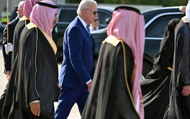 الرئيس الأمريكي جو بايدن يصعد على متن طائرة الرئاسة قبل مغادرته مطار الملك عبد العزيز الدولي في مدينة جدة السعودية، 16 يوليو 2022 (MANDEL NGAN / AFP)