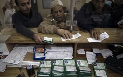 فلسطينيون ينتظرون لاستلام بطاقاتهم الوطنية في مكتب الشؤون المدنية في مدينة غزة، 5 يناير 2022 (AP Photo / Khalil Hamra)