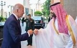 صورة نشرتها وكالة الأنباء السعودية (واس)، تظهر ولي العهد السعودي محمد بن سلمان (يمين) يحيي الرئيس الأمريكي جو بايدن بقبضة يده بعد وصوله إلى جدة، المملكة العربية السعودية، 15 يوليو (Saudi Press Agency via AP)