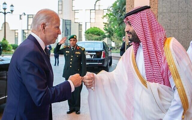 صورة نشرتها وكالة الأنباء السعودية (واس)، تظهر ولي العهد السعودي محمد بن سلمان (يمين) يحيي الرئيس الأمريكي جو بايدن بقبضة يده بعد وصوله إلى جدة، المملكة العربية السعودية، 15 يوليو (Saudi Press Agency via AP)