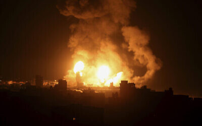 منظر لانفجار غارات جوية اسرائيلية على مدينة غزة، 16 يوليو 2022 (AP Photo / Mohammed Ali)