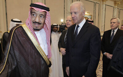 نائب الرئيس الأمريكي جو بايدن، إلى اليمين، يقدم تعازيه للأمير سلمان بن عبد العزيز في وفاة شقيقه ولي العهد السعودي الأمير سلطان بن عبد العزيز آل سعود، في قصر الأمير سلطان بالرياض، المملكة العربية السعودية، 27 أكتوبر 2011. (صورة أسوشيتد برس / حسن عمار ، ملف)