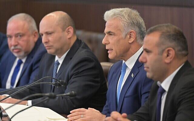 رئيس الوزراء يئير لابيد يلقي كلمة في الاجتماع الأسبوعي لمجلس الوزراء، 31 يوليو، 2022. (GPO)