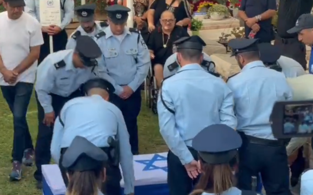 لقطة شاشة من مقطع فيديو لجنازة الرقيب باراك مشولام، الذي دهسه فتى فلسطيني يقود سيارة مسروقة، 17 يوليو، 2022. (Twitter)