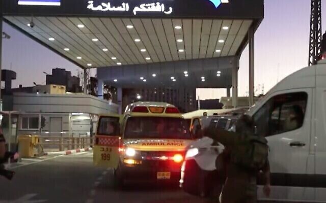لقطة شاشة من مقطع فيديو لمعبر طابا الحدودي بينما تنتظر السلطات الإسرائيلية استقبال إسرائيليين مصابين في حادث طريق مميت في شبه جزيرة سيناء، 28 يوليو، 2022. (القناة 13)