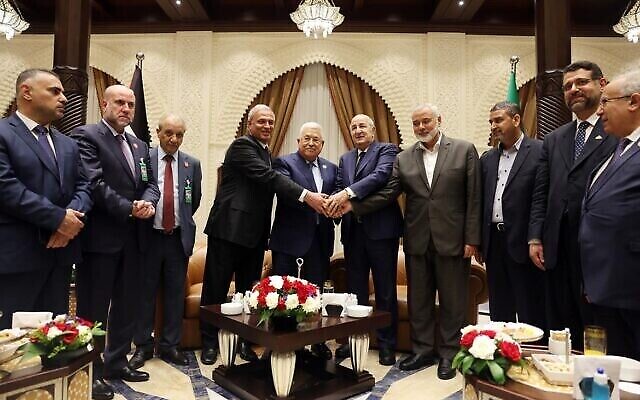 يعقد رئيس السلطة الفلسطينية محمود عباس اجتماعا نادرا مع زعيم حماس إسماعيل هنية برعاية الرئيس الجزائري عبد المجيد تبون، يوم الثلاثاء 5 يوليو 2022، في الجزائر العاصمة. (وفا)
